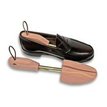 Load image into Gallery viewer, Men&#39;s Sir Alton Shoe Tree - Rochester - Karavel Shoes - karavelshoes.com
