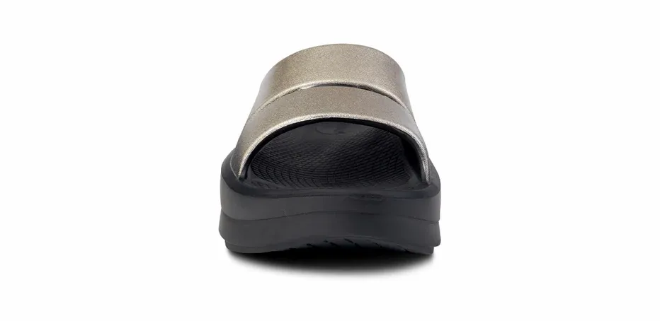 OOfos Women's OOmega OOahh Luxe Latte